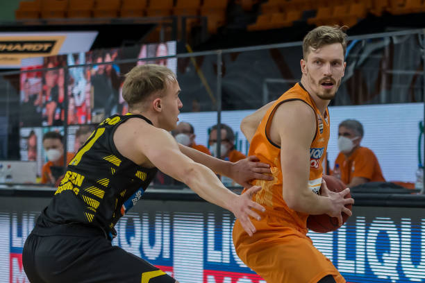 锋甚至伪9 锋甚至伪9